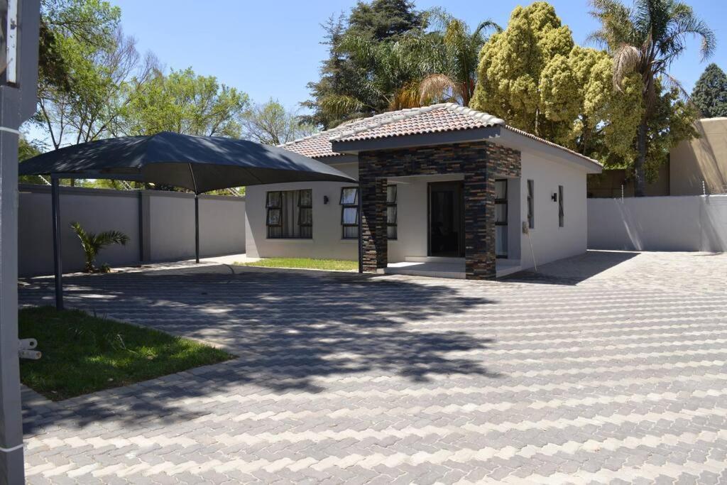 Executive 2-bedroom Serenity In Wendywood Sandton With Its Own Entrance * Joanesburgo