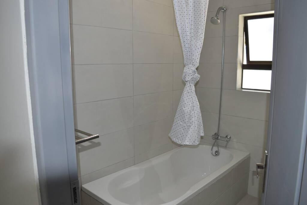Executive 2-bedroom Serenity In Wendywood Sandton With Its Own Entrance Apartamento