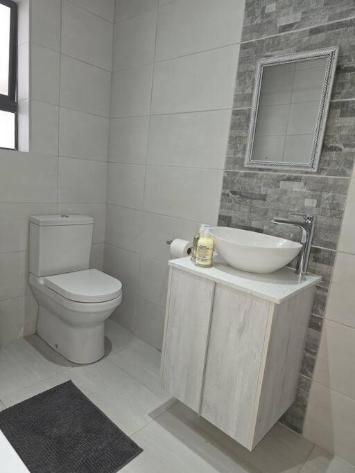 Apartamento Executive 2-bedroom Serenity In Wendywood Sandton With Its Own Entrance Joanesburgo